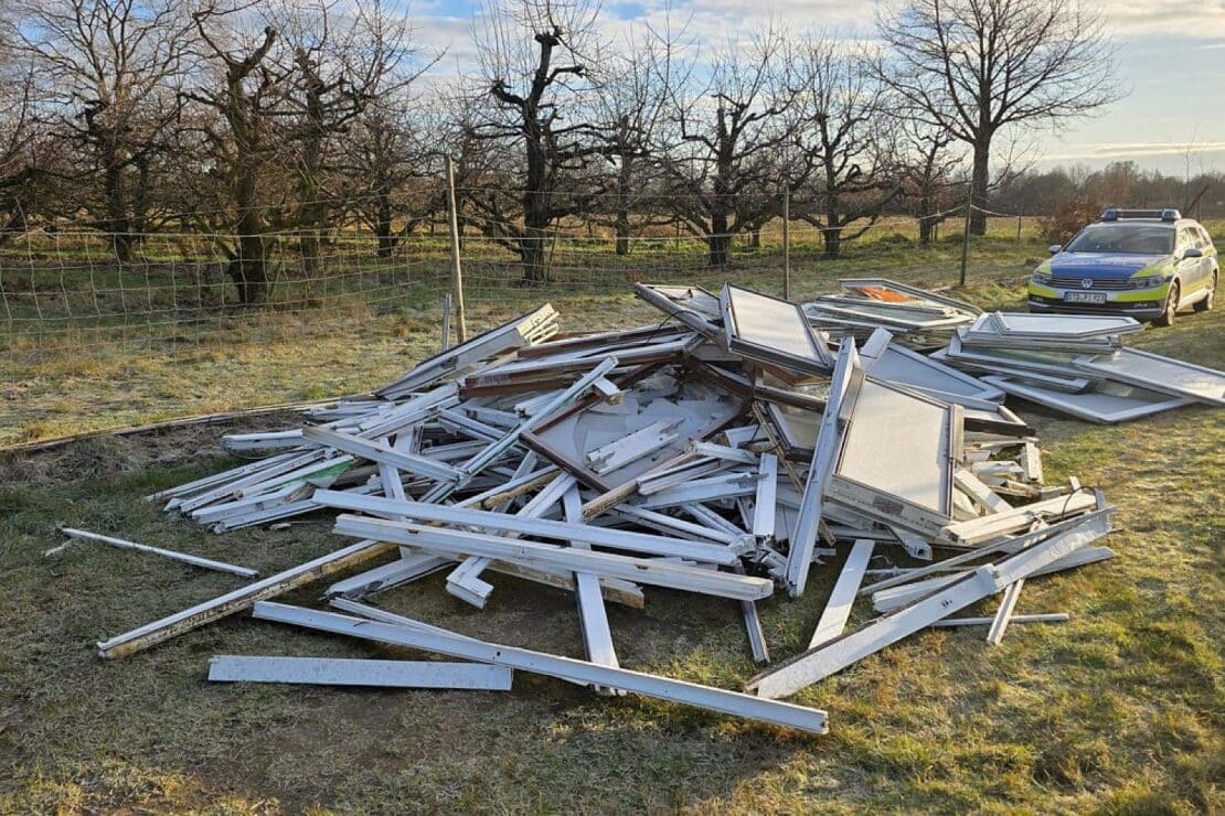 Alte Fenster illegal auf Horneburger Wiese abgeladen