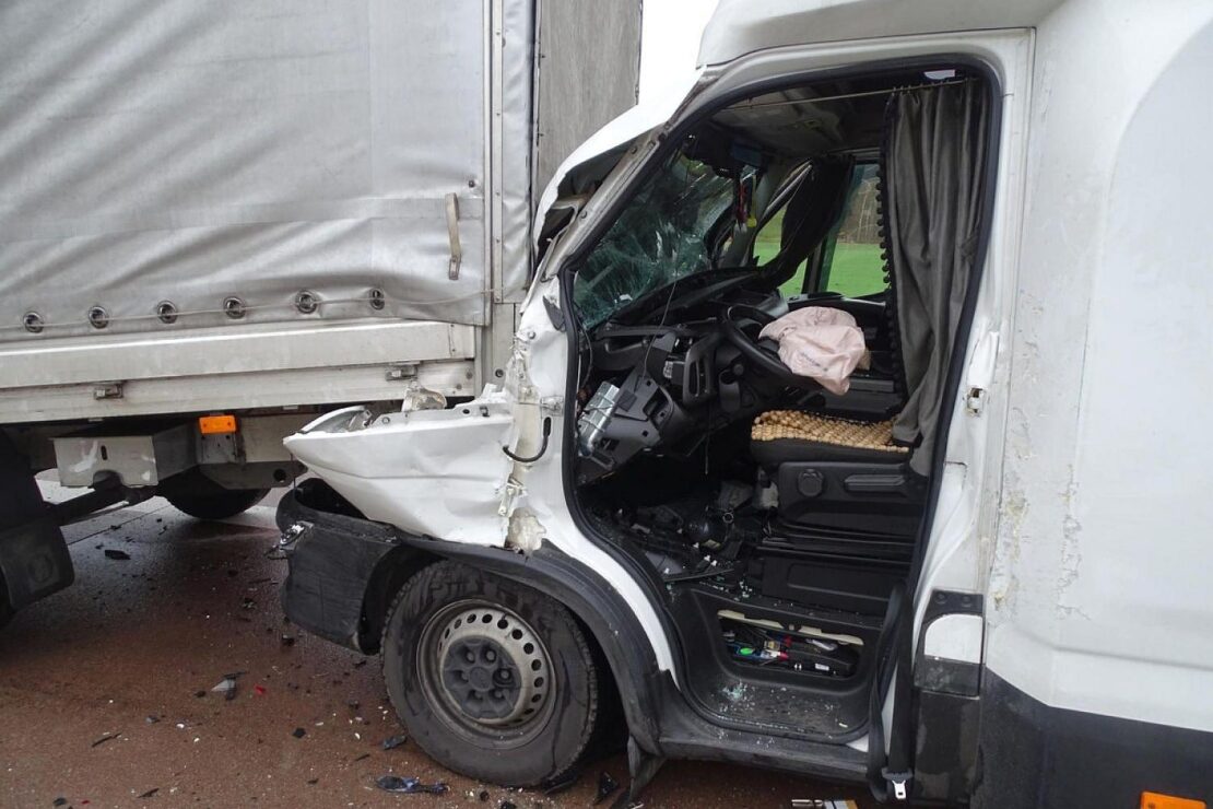 Auffahrunfall mit fünf Fahrzeugen auf A1 bei Lübeck