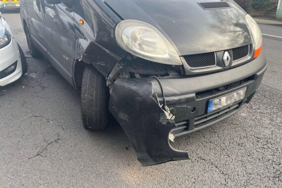 Verkehrsunfall zwischen Ford und Renault, Rettungskräfte behandeln Verletzte, Polizei ermittelt.