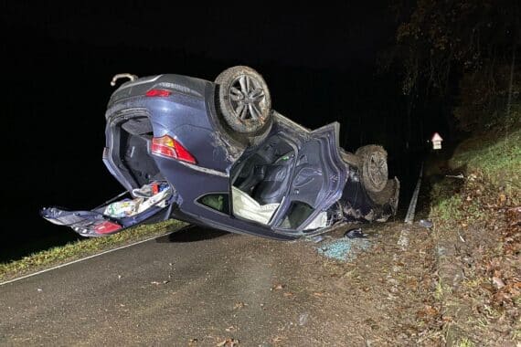 Ein überschlagenes Auto liegt auf dem Dach an der Kreisstraße 41.