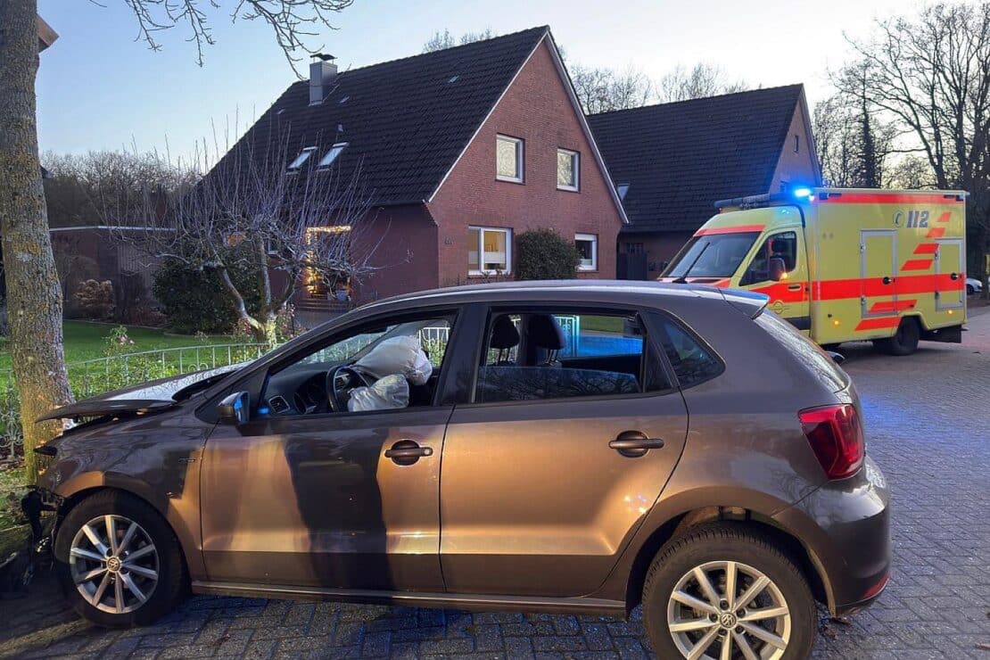 Autofahrerin bei Baumunfall in Aurich-Sandhorst verletzt