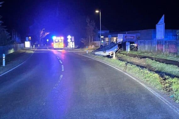 Unfallwagen im Graben nach illegalem Straßenrennen; Polizei sucht flüchtige Insassen.