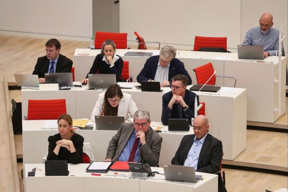 BSW-Fraktionssitzung: Streit um Mandate und Parteikohärenz in Brandenburgs Landtag.