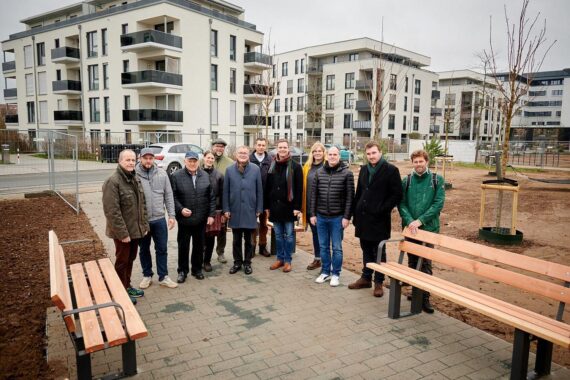 Oberbürgermeister und Bürgermeister präsentieren neuen Erba-Park mit Anwohnern und Projektbeteiligten in Bamberg.
