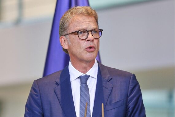 Christian Sewing fordert Wirtschaftsreformen von der Bundesregierung für langfristiges Wachstum und Wettbewerbsfähigkeit.