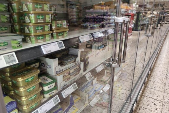 Preiserhöhung gefordert: Butter und heimische Lebensmittel in einem Supermarktregal dargestellt.