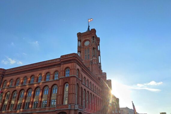 Rotes Rathaus in Berlin, Symbol für kulturelle Förderung und Erinnerung an historische Projekte.