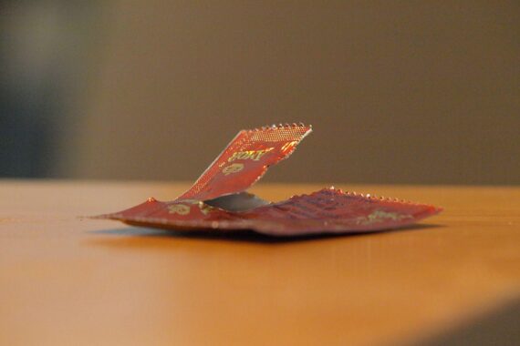 Ein Kondom auf einem Tisch steht symbolisch für Aufklärung und Prävention gegen HIV/AIDS.