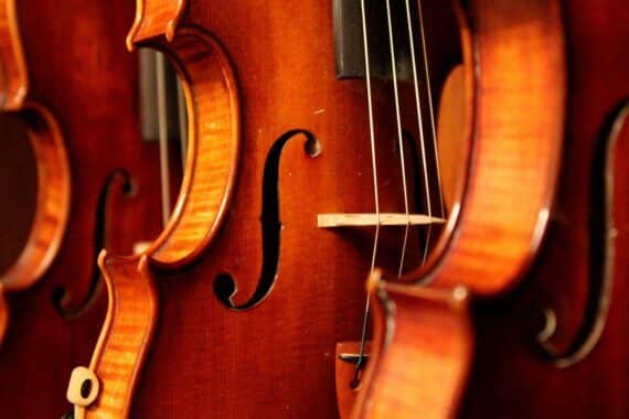 Geigen und historische Musikinstrumente, die Alte Musik repräsentieren. Förderprogramm für kreative Projekte.