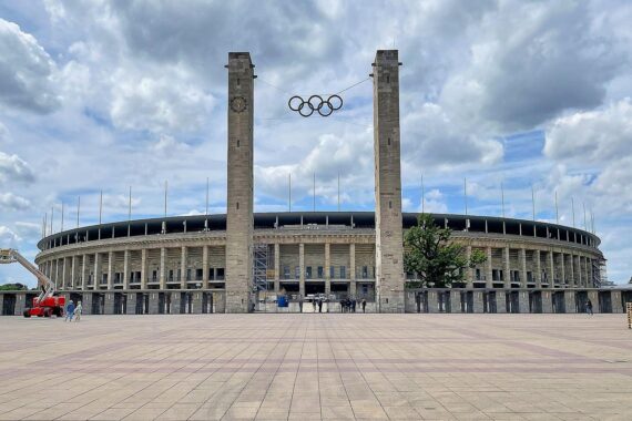 Berliner Olympiastadion mit Sportlern und Bürgern, die für die Olympiabewerbung 2036 werben.