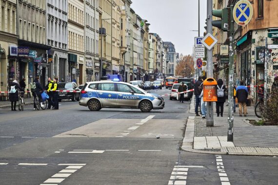 Polizei und Feuerwehr im Einsatz, symbolisieren neue Sicherheitsreformen in Berlin.