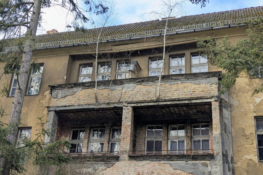 Berliner SPD-Politiker kritisiert Bund wegen verfallener Russenhäuser in Karlshorst