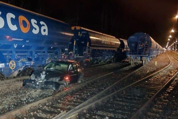 Verunfallter BMW neben Gleisbett, beschädigte Straßenlaterne und Unfallort in Rostock-Schmarl.