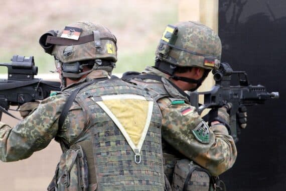 Bundeswehr-Soldaten, Wehrdienst, Bußgeld, Fragebogen, Ordnung, Polizei, Musterung, militärische Vorschriften.