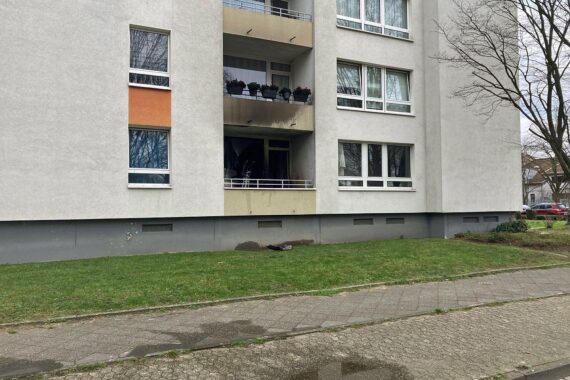 Zerstörte Wohnung nach Brand, verursacht durch Feuerwerkskörper, Polizei ermittelt, zwei Verletzte.