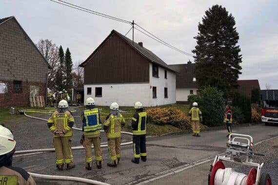 Feuerwehr löscht Brand in Wohnhaus, Bewohner evakuiert, Katze gerettet, schnelle Einsatzreaktion.