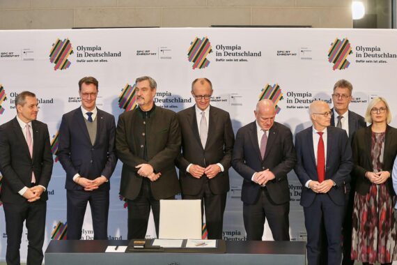 Unterzeichnung der Olympiabewerbung in Brandenburg an der Havel, symbolisch für den sportlichen Ehrgeiz.