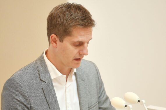 Benjamin Grimm, Justizminister, diskutiert IP-Speicherung zur Bekämpfung von Cyberkriminalität.