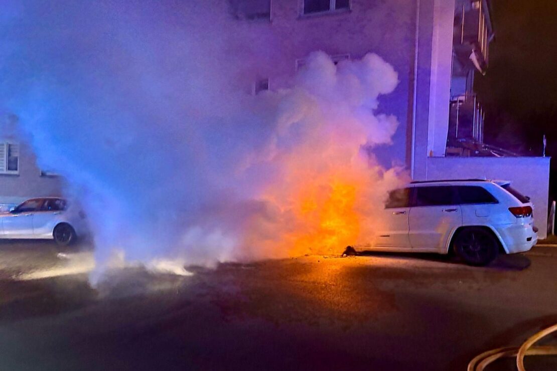 Brennende PKW beschädigen Gebäude in Stuttgart-West