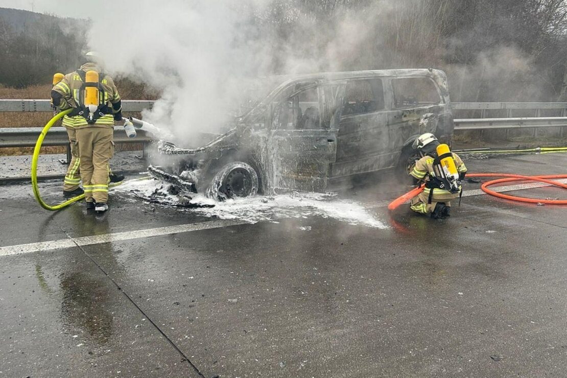 Brennendes Auto auf A6 bei Bruchmühlbach-Miesau