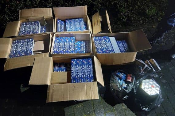 Beschlagnahmte Pyrotechnik an der deutsch-polnischen Grenze, Polizei sichert verbotene Feuerwerksstoffe.