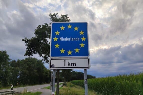 Bundespolizei kontrolliert Grenzübergang, feststellt unerlaubte Einreisen und Rückweisungen an deutscher Grenze.