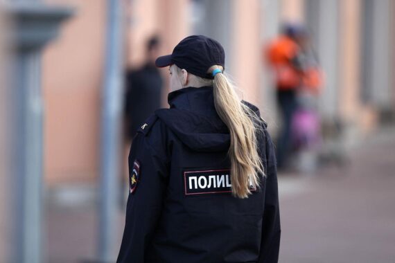 Polizistin in Russland, symbolisiert Sicherheit und Ermittlungen nach Anschlag in Moskau.