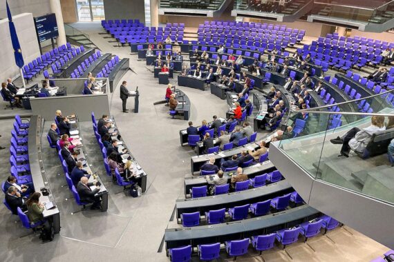 Bundestagsabgeordnete diskutieren intensives Steuerpaket zur Entlastung von Pendlern und Gastronomen.