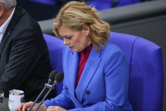 Julia Klöckner fordert besseren Parlamentschutz und Sicherheitsmaßnahmen gegen Gefährder und Drohnenangriffe.