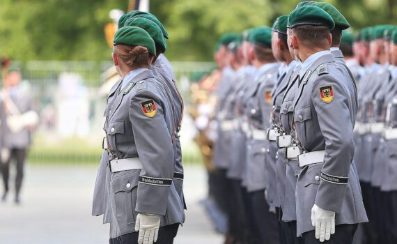 Bundeswehr-Soldaten trainieren mit modernen Geräten, symbolisieren Sicherheit und Verteidigungsbereitschaft in Europa.