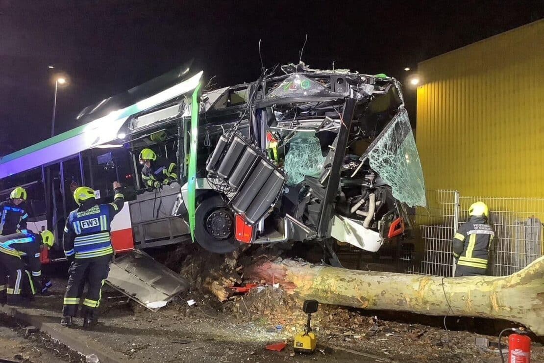 Bus prallt in Gelsenkirchen gegen Baum – Fahrer schwer verletzt