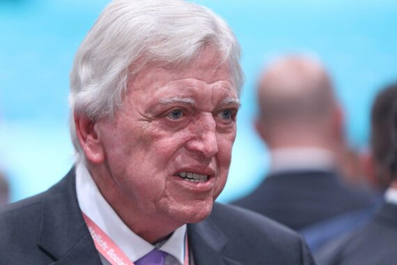 Volker Bouffier kritisiert Jens Spahn und warnt vor Nähe zur AfD.