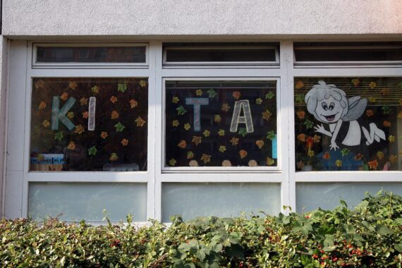 Kita mit spielenden Kindern, symbolisiert wichtige Sozialförderung für Familien und Jugendliche in Hamburg.