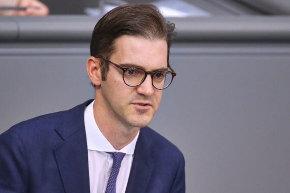 Stephan Pilsinger diskutiert steigende Zusatzbeiträge zur gesetzlichen Krankenkasse in Berlin.