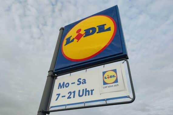 Lidl-Filiale mit Kunden, symbolisiert Einkaufserlebnis und europäische wirtschaftliche Herausforderungen.