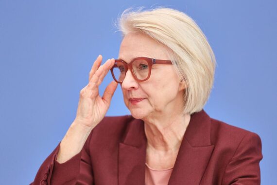 Monika Schnitzer diskutiert Rentenreform: längere Arbeitszeiten, höhere Abschläge, ernsthafte Herausforderungen.