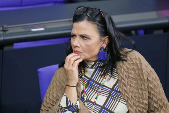 Gitta Connemann diskutiert Bürgergeldreform und Wirtschaftsfragen in Berlin, im politischen Kontext.