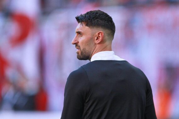 Zwei Fußballteams jubelnd, nach dem Einzug ins DFB-Pokal-Viertelfinale.