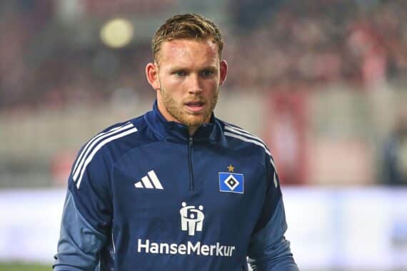 Kiel jubelt nach Elfmeter-Sieg im DFB-Pokal, Hamburg enttäuscht nach dramatischer Verlängerung.