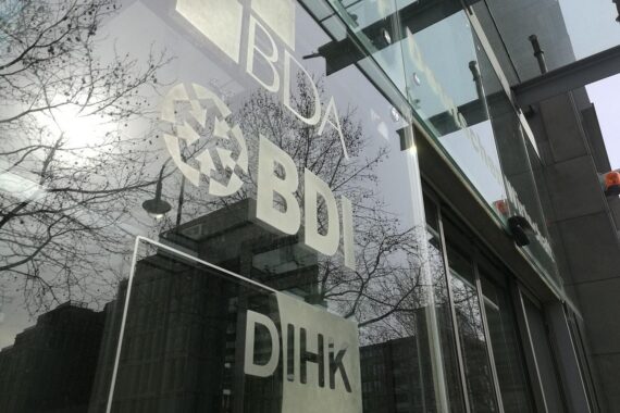 Ein Gebäude mit dem Schild "Haus der Deutschen Wirtschaft" zur Darstellung wirtschaftlicher Themen.