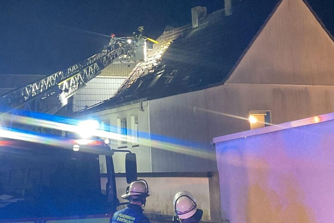 Dachstuhlbrand in Dortmund-Aplerbeck fordert Feuerwehreinsatz