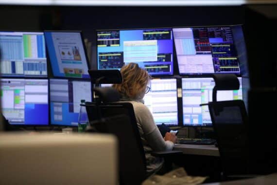 Frankfurter Börse mit Dax-Index, Finanztrends und Handelsaktivitäten im Hintergrund.