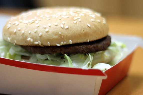 Burger auf einem Teller, symbolisiert die Gastronomie und die bevorstehenden wirtschaftlichen Veränderungen.