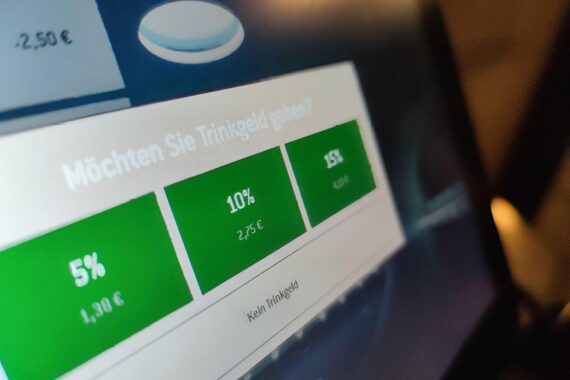 Digitale Bezahlmöglichkeiten in der Gastronomie: Diskussion über verpflichtende Systeme und Trinkgeld.