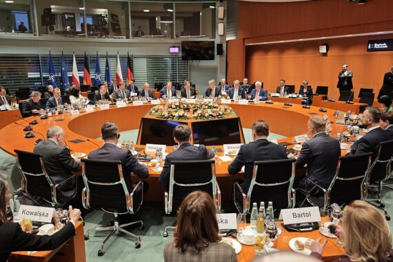 Politiker besprechen Denkmal für Holocaust-Opfer, Rückgabe kultureller Artefakte zwischen Deutschland und Polen.