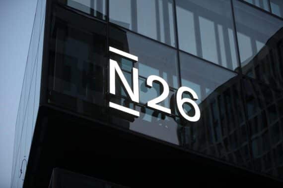 Logo der N26-Bank und Portraits der Gründer, Symbol für Führungswechsel und Neuanfang.