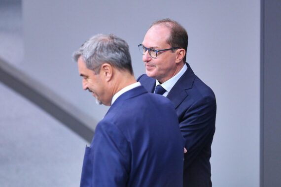 Markus Söder und Alexander Dobrindt lächeln optimistisch während einer Parteiveranstaltung der CSU.