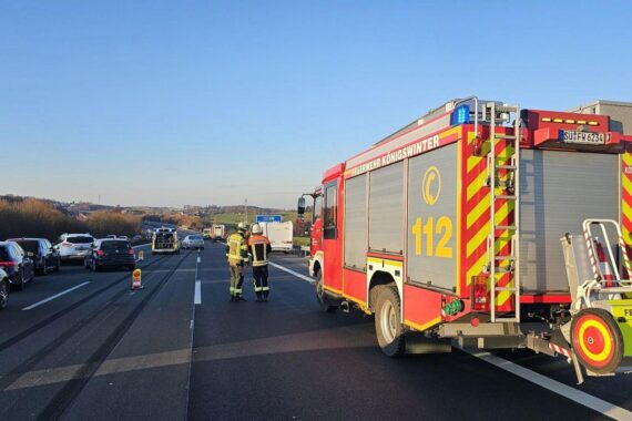 Drei Verkehrsunfälle auf Autobahn, Feuerwehr im Einsatz, Beratungsarbeiten und Fahrzeugbergung sichtbar.