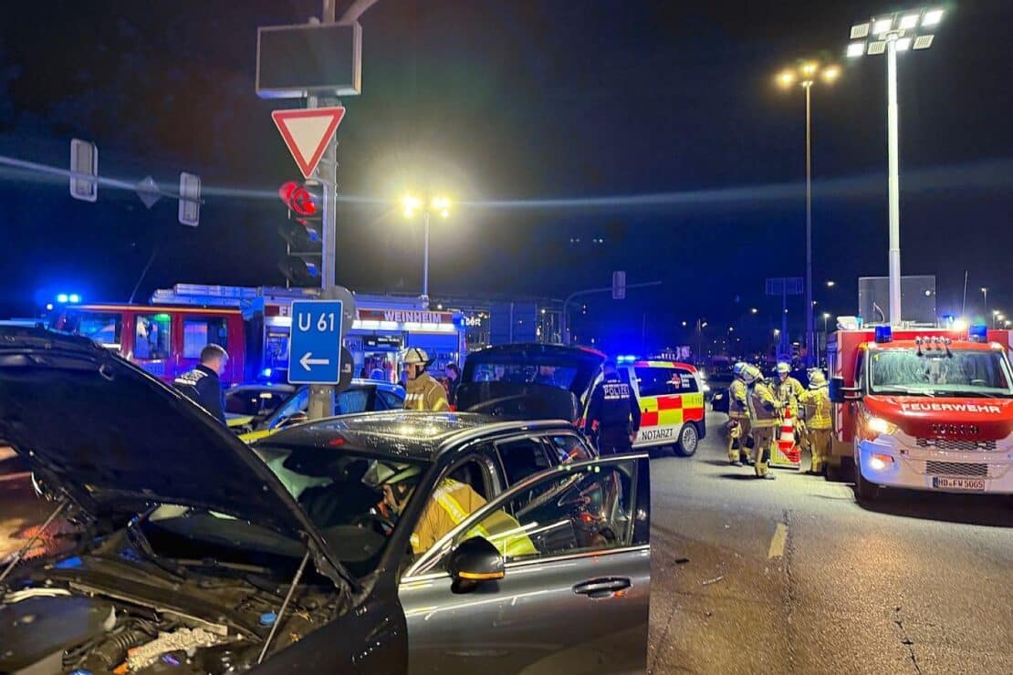 Drei Autos kollidieren in Weinheim Polizeifahrzeug unter den Wracks