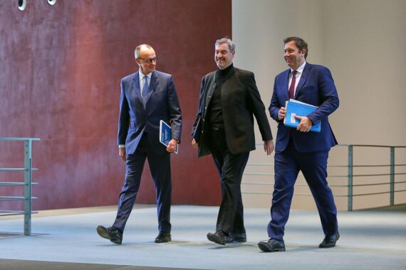 Politiker Dröge fordert Neustart der Koalition zur Stärkung sozialer Sicherung, Wirtschaft und Klimaschutz.